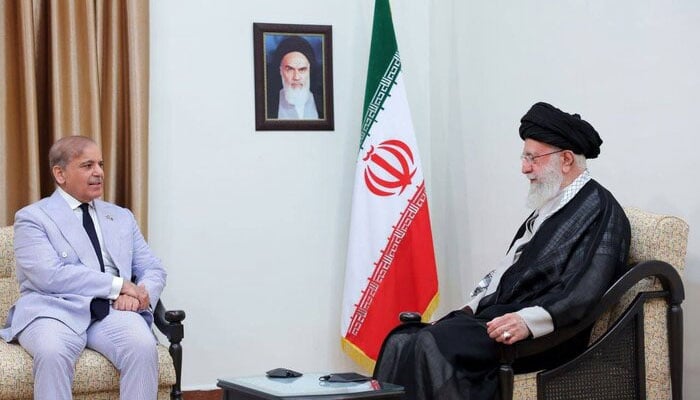 وزیراعظم شہباز شریف نے کہا کہ آیت اللّٰہ خامنہ ای مسلم دنیا کی ایک عظیم شخصیت ہیں۔ فوٹو ایرانی میڈیا