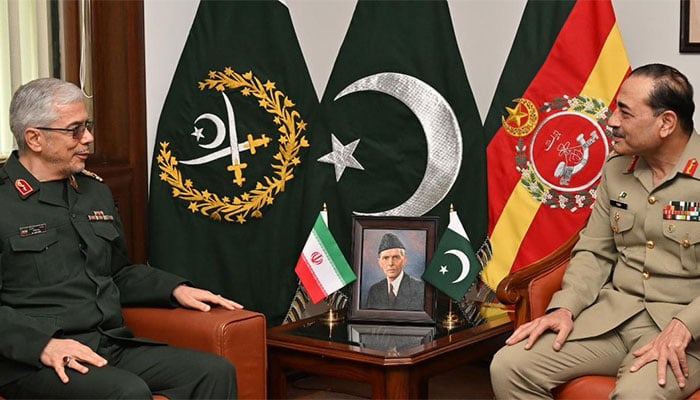 فیلڈ مارشل عاصم منیر کی ایرانی چیف آف جنرل اسٹاف میجر جنرل محمد بغیری سے ملاقات—فوٹو فائل