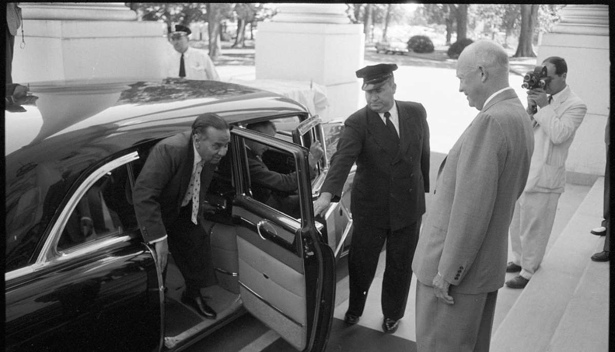 Former Pakistani preimier Huseyn Shaheed Suhrawardy gets out of a car at the White House and being greeted by ex-US president Dwight Eisenhower. — The Library of Congress