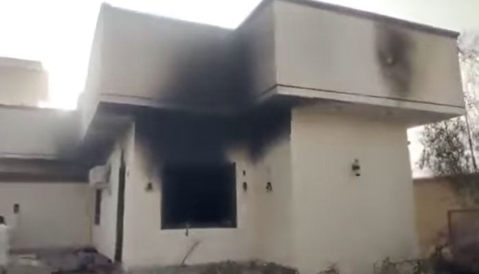 Protesters set ablaze Sindh Home Minister Zia Lanjars residence in Moro, Naushahro Feroze, May 20, 2025. — Screengrab via Geo News